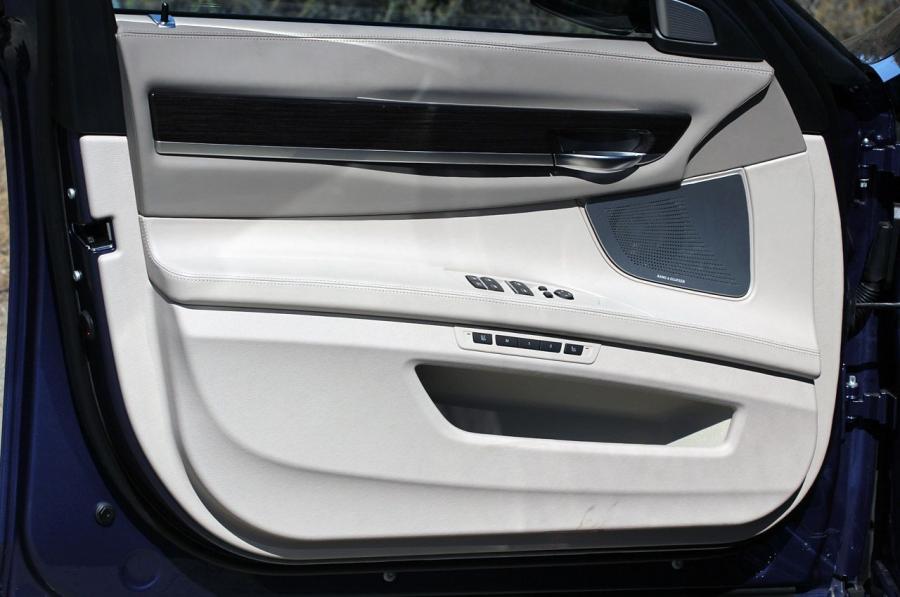 Детали интерьера Alpina B7 Bi-Turbo (F01) 2012 года  (фото 7 из 80)